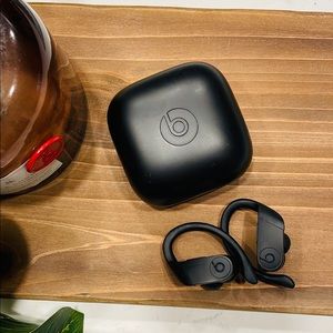 Black Powerbeats Pro